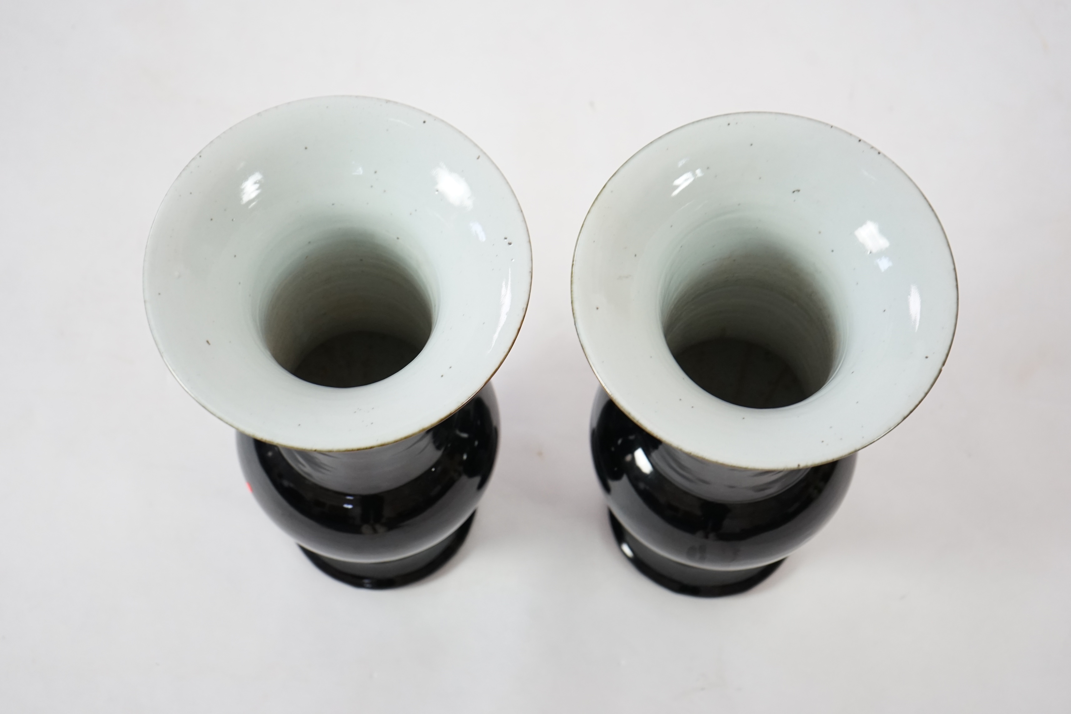 A pair of large Chinese mirror black glazed yen-yen vases, Kangxi period (1662-1722)